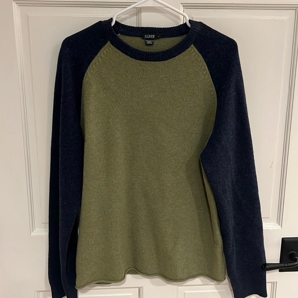 J.Crew men’s navy and olive baseball shirt style sweater.
